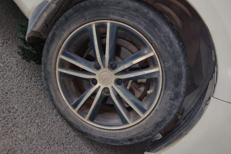 Used BYD Surui 2014 1.5L Automatic Luxury Model Right Front Wheel Hub