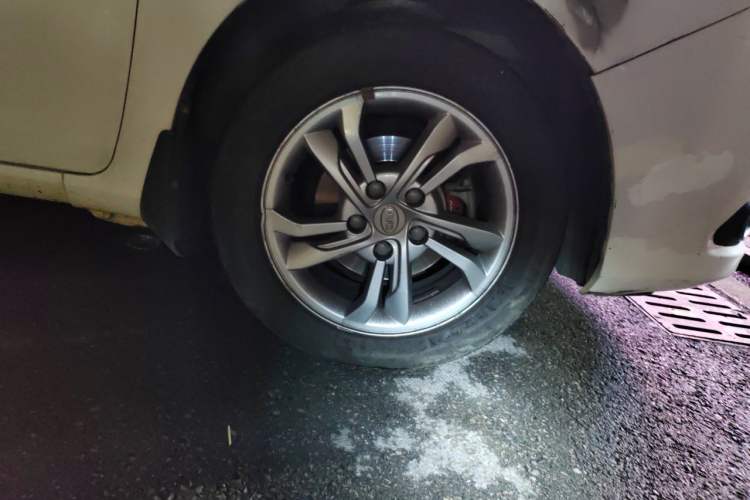 Used BYD Surui 2014 1.5L Automatic Comfort Version Right Front Wheel Hub