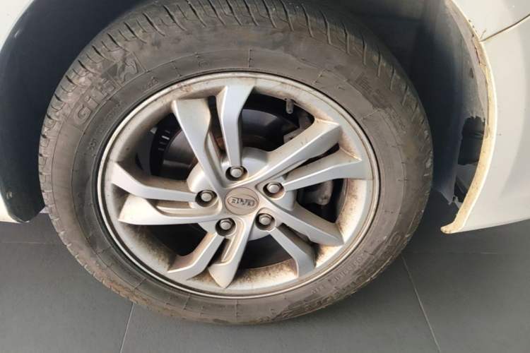 Used BYD Surui 2014 1.5TID Automatic Luxury Model Right Front Wheel Hub