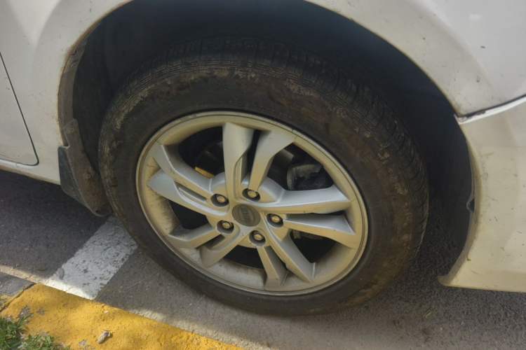Used BYD Surui 2014 1.5TID Automatic Luxury Model Right Front Wheel Hub