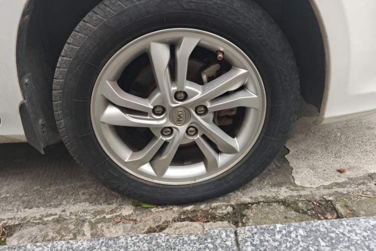 Used BYD Surui 2014 1.5L Manual Luxury Model Right Front Wheel Hub