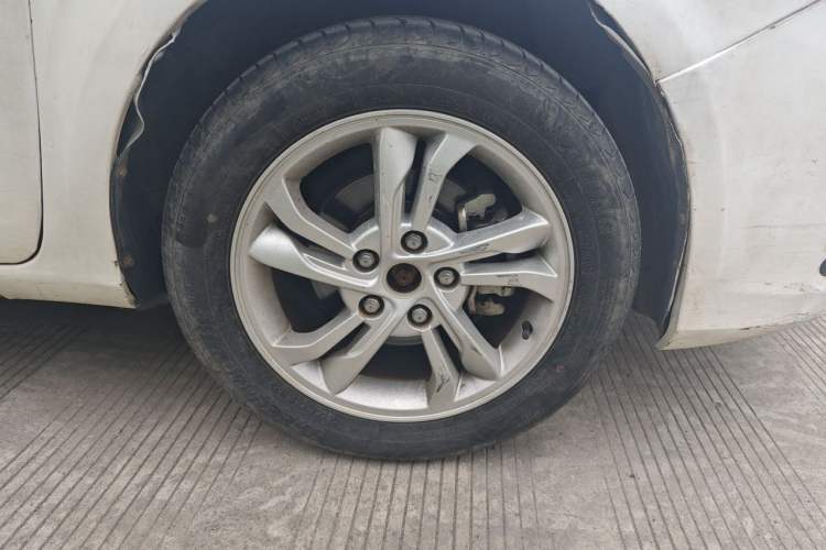 Used BYD Surui 2014 1.5TID Automatic Luxury Model Right Front Wheel Hub