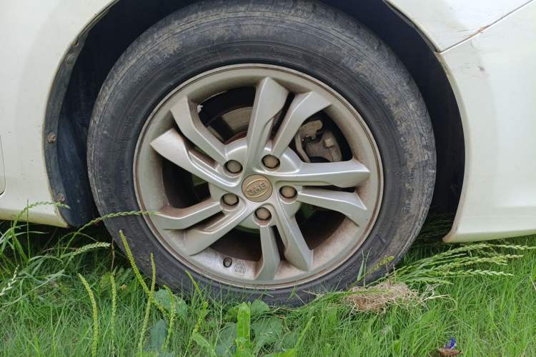 Used BYD Surui 2014 1.5TID Automatic Luxury Model Right Front Wheel Hub