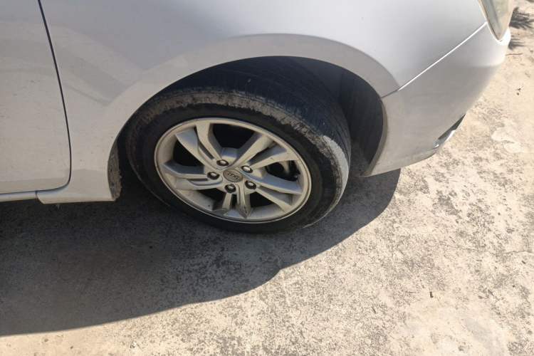 Used BYD Surui 2014 1.5TID Automatic Luxury Model Right Front Wheel Hub