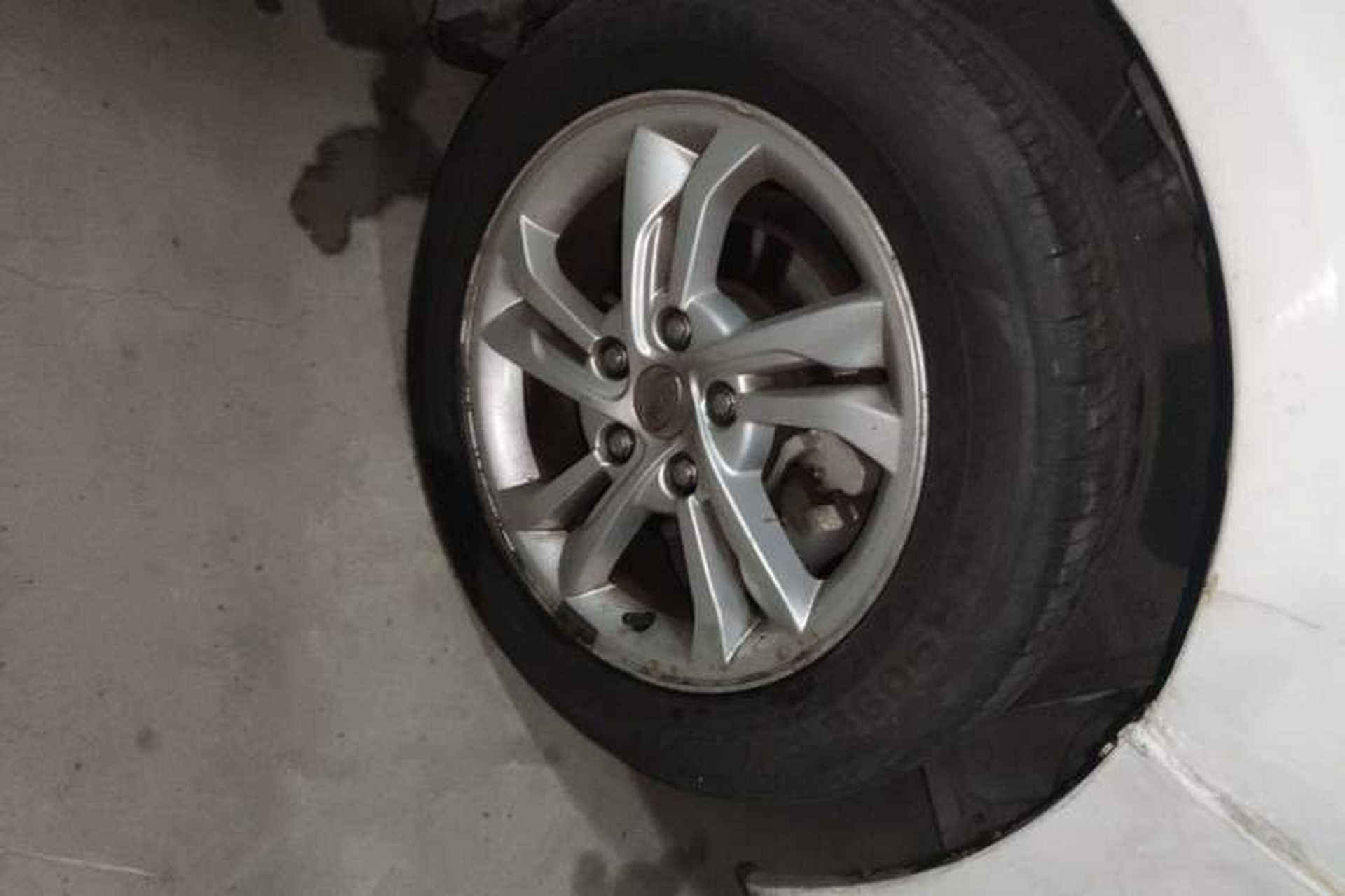 Used BYD Surui 2014 1.5TID Automatic Luxury Model Right Front Wheel Hub