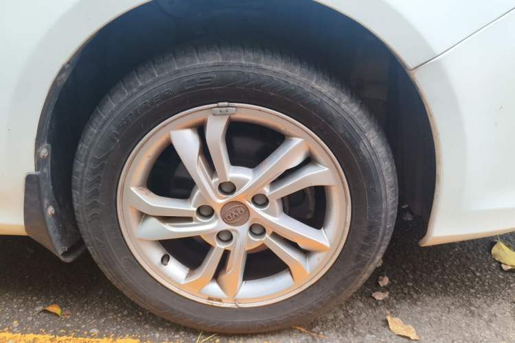 Used BYD Surui 2014 1.5TID Automatic Luxury Model Right Front Wheel Hub