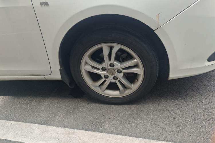 Used BYD Surui 2014 1.5L Automatic Luxury Model Right Front Wheel Hub
