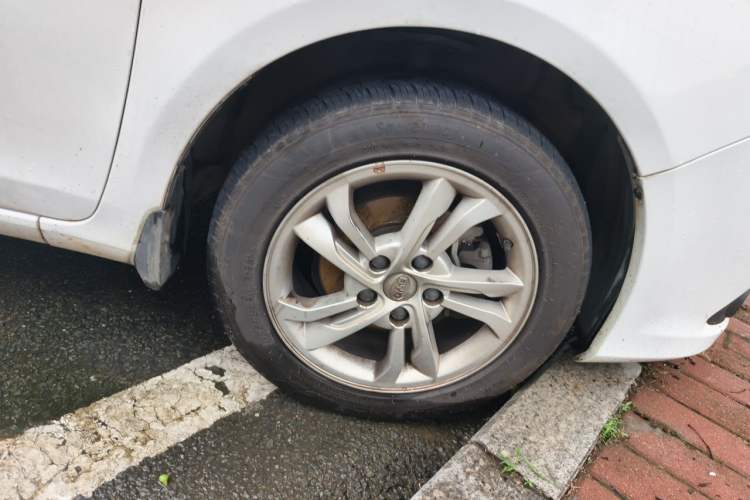 Used BYD Surui 2014 1.5L Manual Luxury Model Right Front Wheel Hub