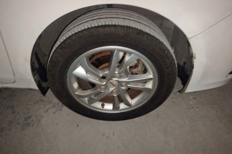 Used BYD Surui 2014 1.5L Automatic Luxury Model Right Front Wheel Hub
