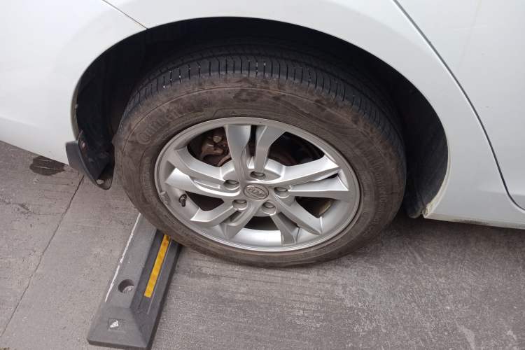 Used BYD Surui 2014 1.5L Automatic Luxury Model Right Rear Wheel Hub