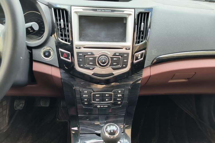Used BYD Surui 2015 Revised Version 1.5L Manual Luxury Edition Audio And AC Panel
