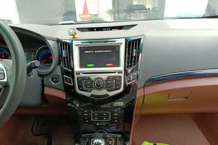 Used BYD Surui 2015 Revised Version 1.5L Manual Luxury Edition Audio And AC Panel