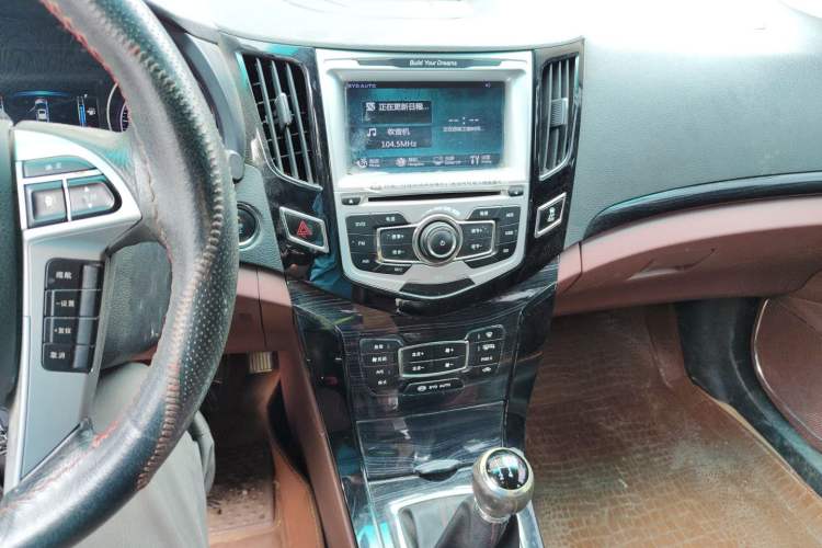 Used BYD Surui 2015 Revised Version 1.5L Manual Luxury Edition Audio And AC Panel