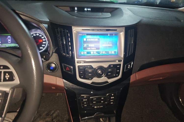 Used BYD Surui 2015 1.5L Manual Luxury Model Audio And AC Panel