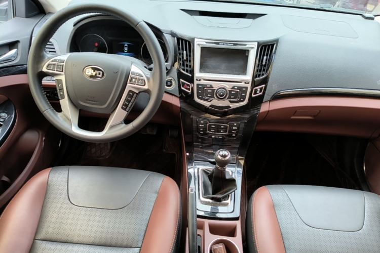 Used BYD Surui 2015 Revised Version 1.5L Manual Luxury Edition Center Console