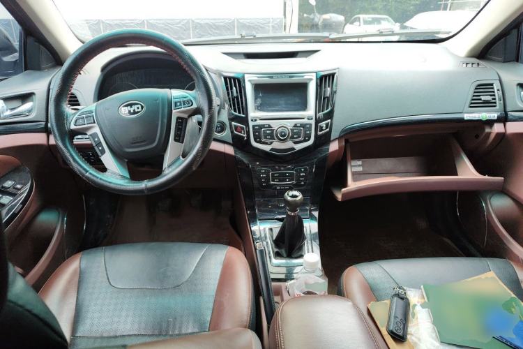 Used BYD Surui 2015 Revised Version 1.5L Manual Luxury Edition Center Console