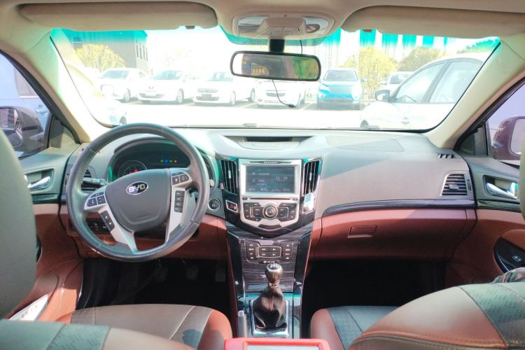 Used BYD Surui 2015 Revised Version 1.5L Manual Luxury Edition Center Console