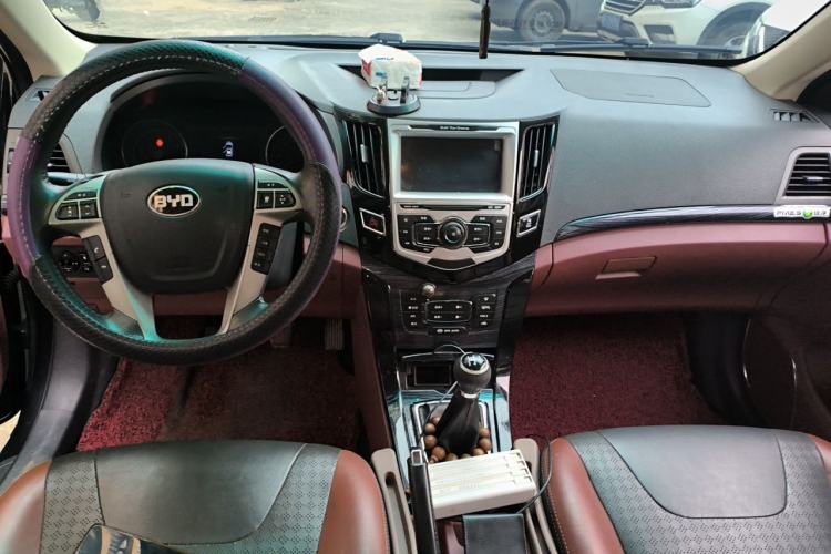 Used BYD Surui 2015 Revised Version 1.5L Manual Luxury Edition Center Console