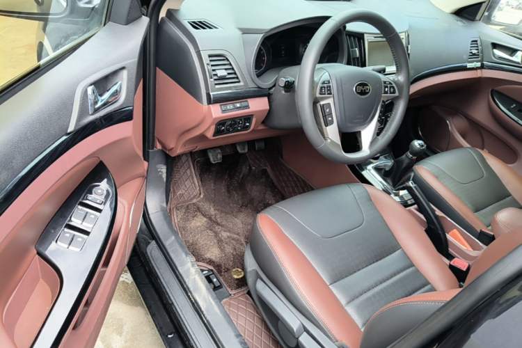 Used BYD Surui 2015 Revised Version 1.5L Manual Luxury Edition Driver Seat