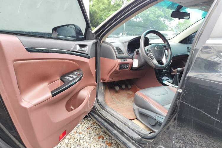 Used BYD Surui 2015 Revised Version 1.5L Manual Luxury Edition Driver Seat