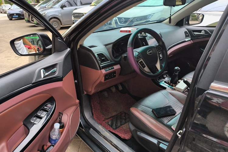 Used BYD Surui 2015 Revised Version 1.5L Manual Luxury Edition Driver Seat