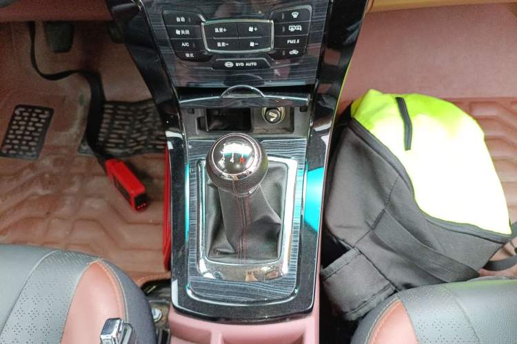 Used BYD Surui 2015 Revised Version 1.5L Manual Luxury Edition Gear Lever