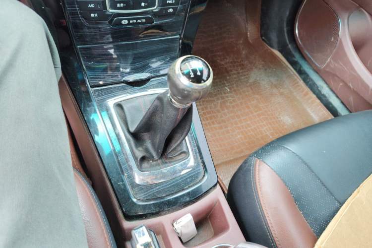 Used BYD Surui 2015 Revised Version 1.5L Manual Luxury Edition Gear Lever