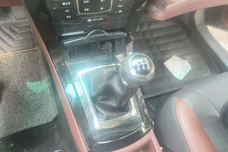 Used BYD Surui 2015 Revised Version 1.5L Automatic Luxury Edition Gear Lever