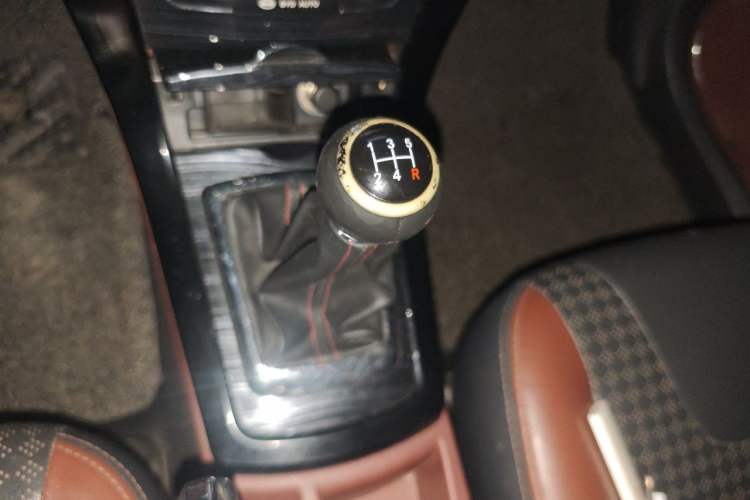 Used BYD Surui 2015 1.5L Manual Luxury Model Gear Lever