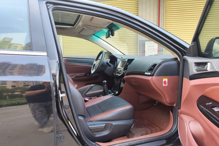 Used BYD Surui 2015 Revised Version 1.5L Manual Luxury Edition Interior 2