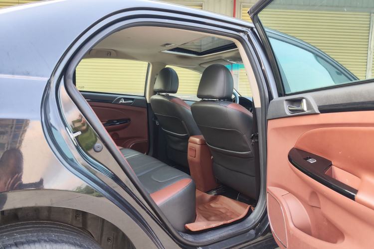 Used BYD Surui 2015 Revised Version 1.5L Manual Luxury Edition Interior 5