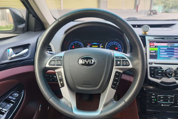 Used BYD Surui 2015 Revised Version 1.5L Manual Luxury Edition Interior 8