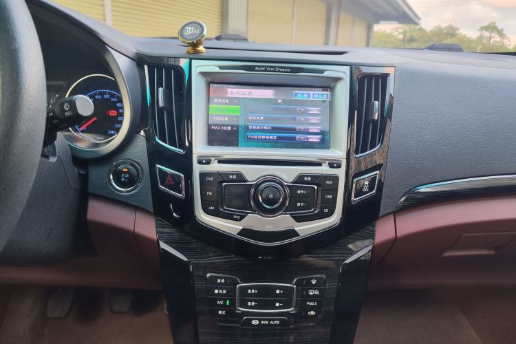 Used BYD Surui 2015 Revised Version 1.5L Manual Luxury Edition Interior 9