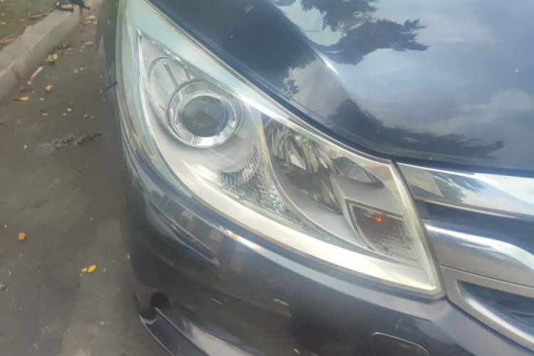 Used BYD Surui 2015 Revised Version 1.5L Automatic Luxury Edition Right Front Headlight