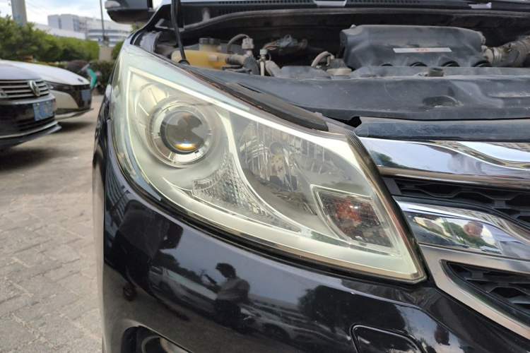 Used BYD Surui 2015 Revised Version 1.5L Manual Luxury Edition Right Front Headlight