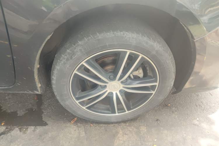 Used BYD Surui 2015 Revised Version 1.5L Automatic Luxury Edition Right Front Wheel Hub