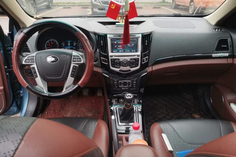 Used BYD Surui 2015 Revised Version 1.5L Manual Luxury Edition Center Console