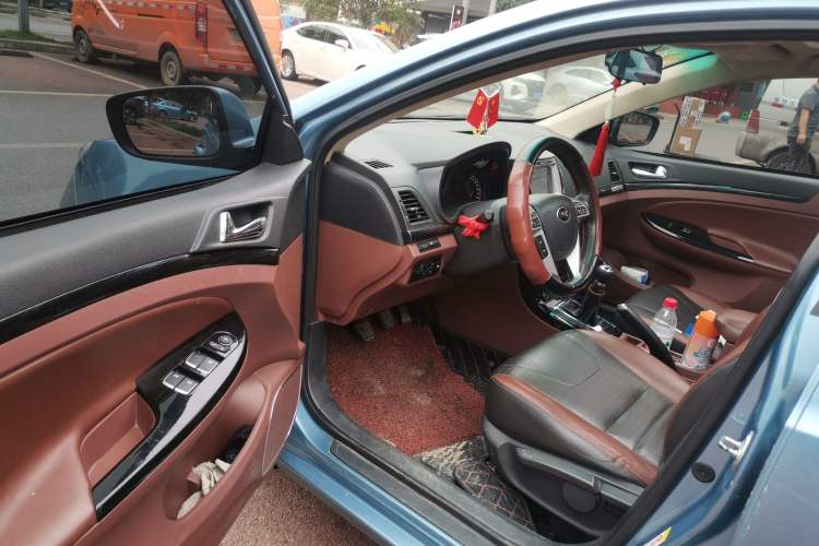Used BYD Surui 2015 Revised Version 1.5L Manual Luxury Edition Driver Seat