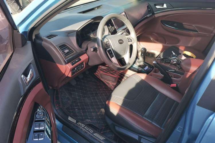 Used BYD Surui 2015 Revised Version 1.5L Manual Luxury Edition Interior 2