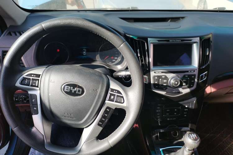 Used BYD Surui 2015 Revised Version 1.5L Manual Luxury Edition Interior 3