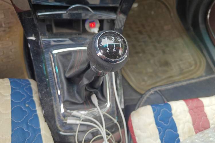 Used BYD Surui 2015 Revised Version 1.5L Manual Luxury Edition Gear Lever