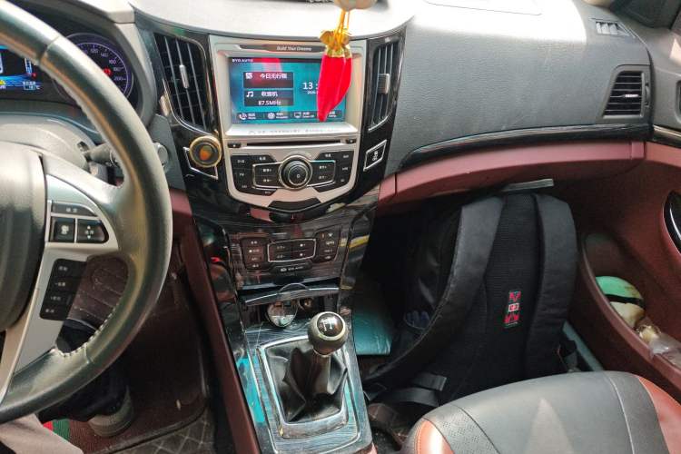 Used BYD Surui 2015 Revised Version 1.5L Manual Luxury Edition Audio And AC Panel
