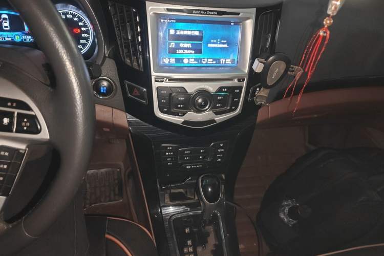 Used BYD Surui 2015 1.5L Automatic Luxury Model Audio And AC Panel