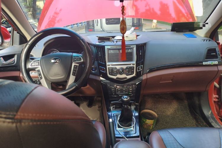 Used BYD Surui 2015 Revised Version 1.5L Manual Luxury Edition Center Console