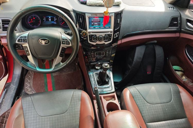 Used BYD Surui 2015 Revised Version 1.5L Manual Luxury Edition Center Console