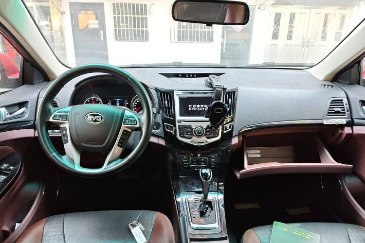 Used BYD Surui 2015 1.5L Automatic Luxury Model Center Console