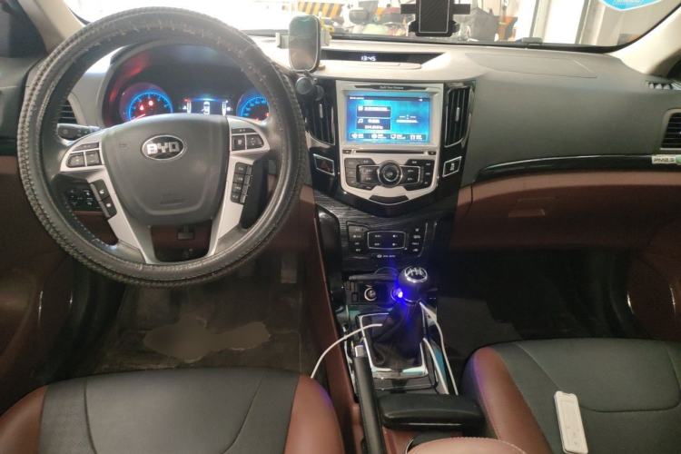 Used BYD Surui 2015 Revised Version 1.5L Manual Luxury Edition Center Console