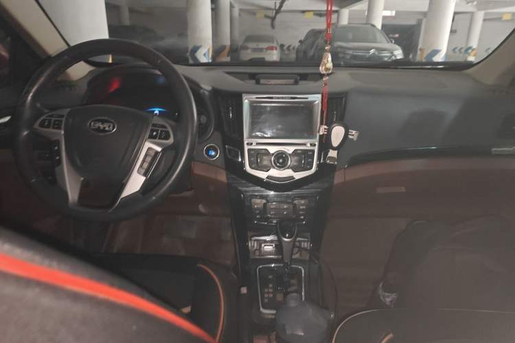 Used BYD Surui 2015 1.5L Automatic Luxury Model Center Console