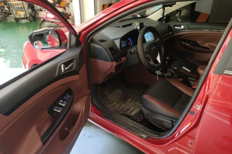 Used BYD Surui 2015 Revised Version 1.5L Manual Luxury Edition Driver Seat