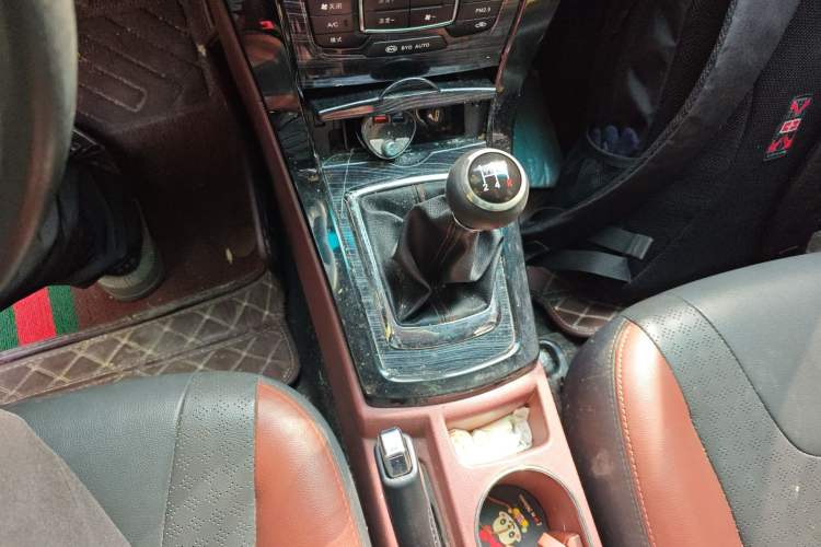 Used BYD Surui 2015 Revised Version 1.5L Manual Luxury Edition Gear Lever